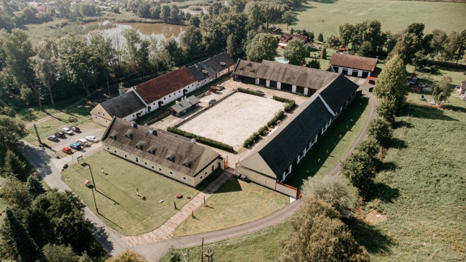 Dvur Olsiny -Hotel And Horse-Riding Karviná Esterno foto