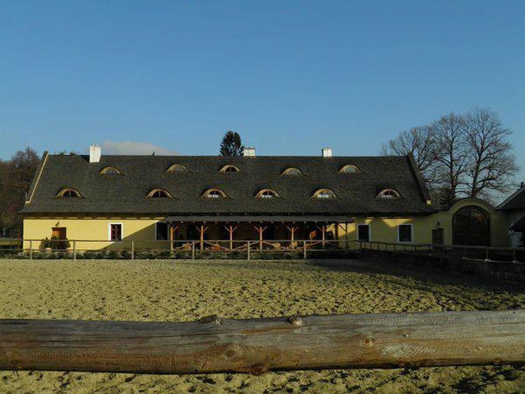 Dvur Olsiny -Hotel And Horse-Riding Karviná Esterno foto