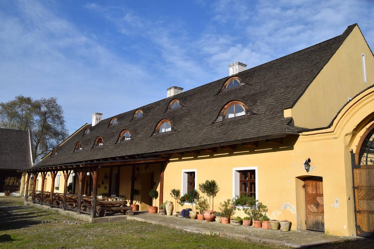 Dvur Olsiny -Hotel And Horse-Riding Karviná Esterno foto